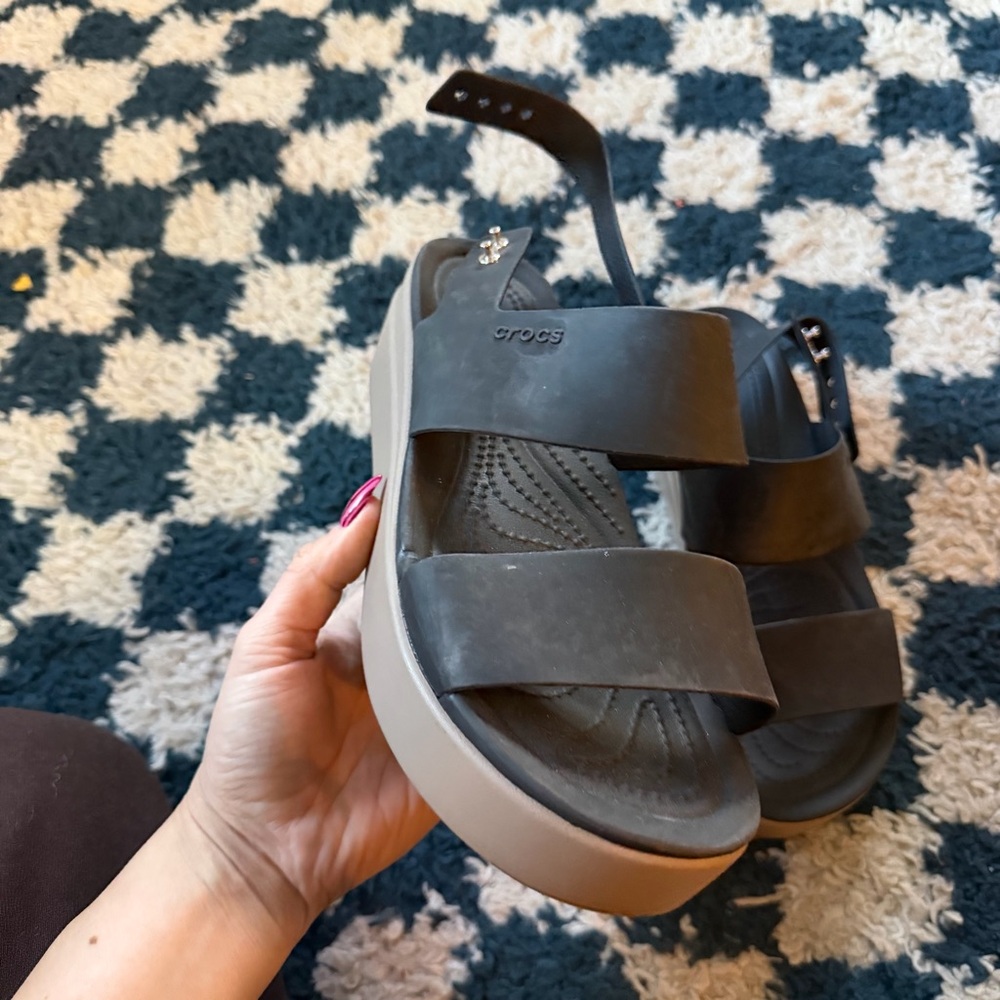 Woman’s CROCS  Low Wedge black platform sandal. - Picture 2 of 4